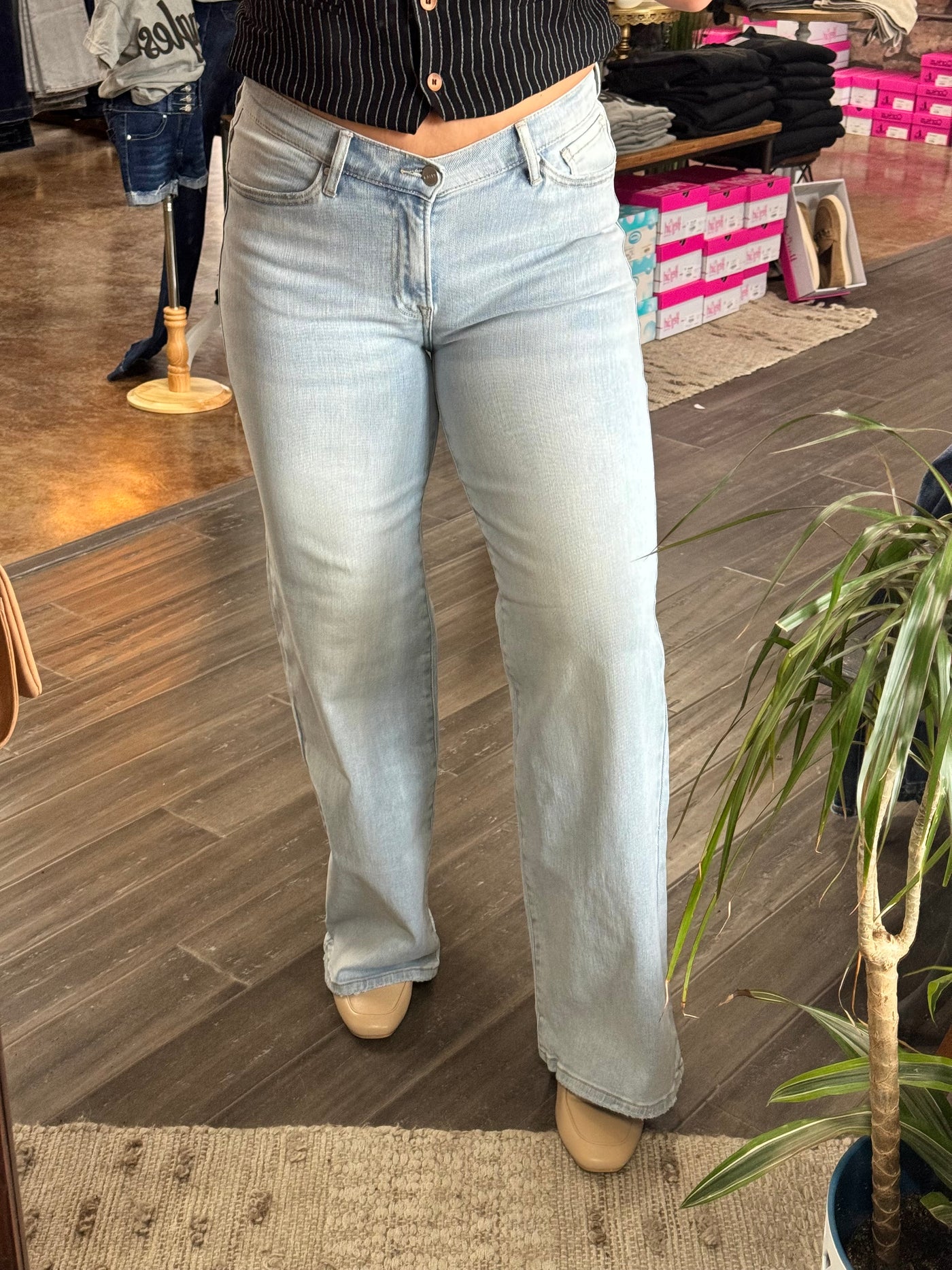 Wide leg V-Dip Jeans